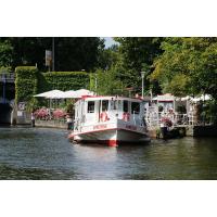 3000_1883 Ein Schiff der Alsterrundfahrt am Anleger Winterhuder Fährhaus. | Alsterschiffe - Fahrgastschiffe auf der Alster und den Hamburger Kanälen.